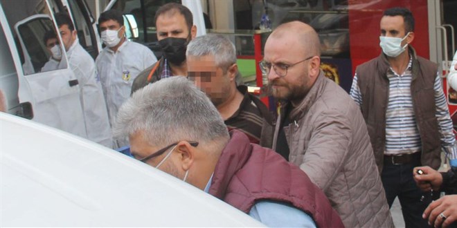 Babasını boğazını keserek öldürdü
