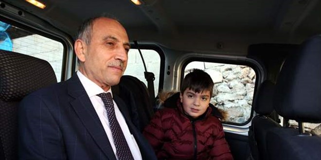 Minik Alperen'i okuluna her g�n Milli E�itim M�d�r� g�t�r�yor