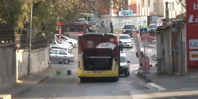 İETT aracı yolda kaldı, sürücü caddeyi trafiğe kapattı