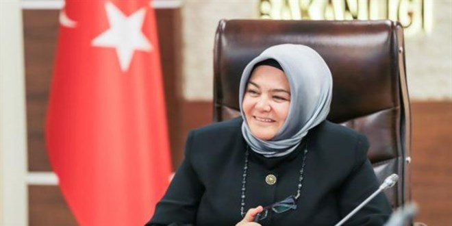 Eski bakan üç ayrı yerden, üç ayrı maaş mı alıyor?
