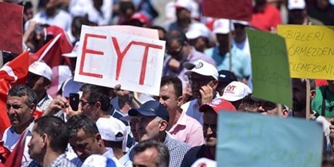 Ak Parti'den EYT'liler hakkında arka arkaya çok farklı sesler çıkıyor