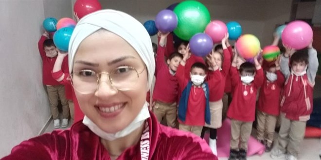 Sıradanlıktan çıkarttığı dersleri, eğlendirerek öğretiyor