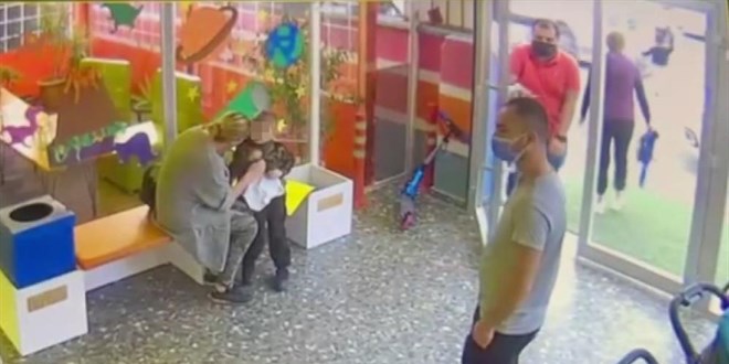 Kreşten yola fırlayan çocuğa okul servisi çarptı