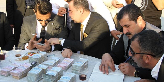 Aşiret düğününde gelin ve damada 1 milyon 258 bin TL takıldı