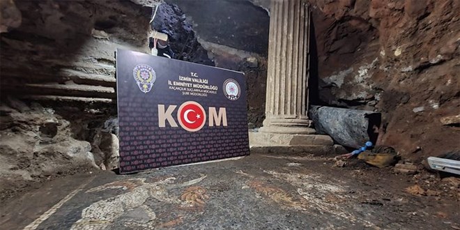 İzmir'de Romalı bir zengine ait 2700 yıllık iki mozaik bulundu