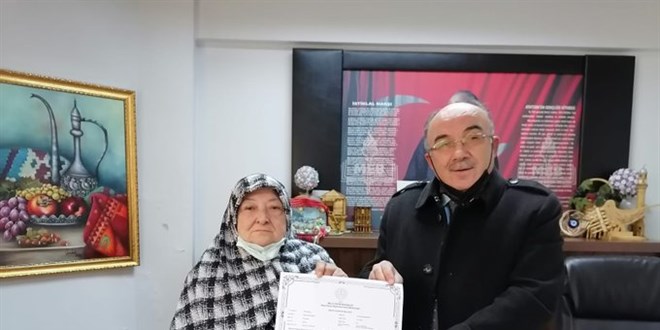 Ehliyet almak için 76 yaşında okuma yazma öğrendi