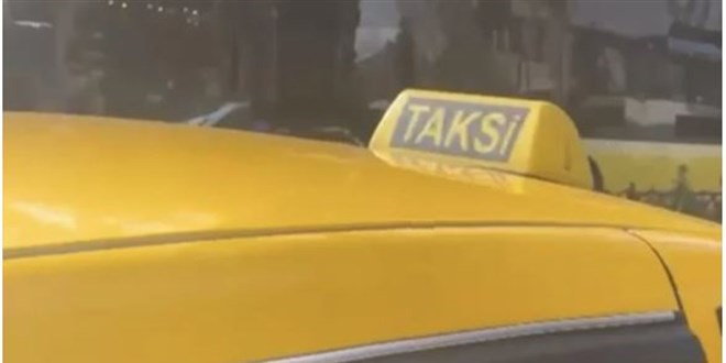 Taksici değişim saati bahanesiyle Türk yolcuyu almayıp turistleri aldı