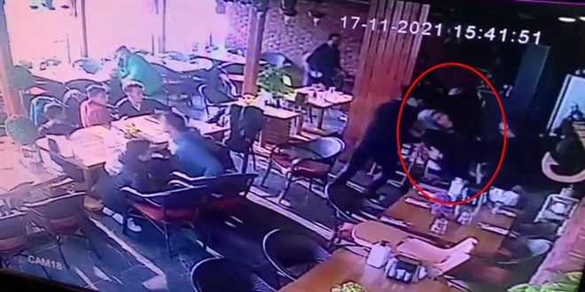Depremde korkudan bayılan kadın kameraya böyle yansıdı