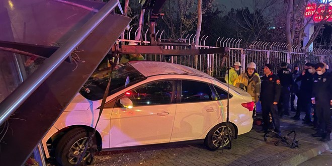 Otomobil otobüs durağına çarptı, 1 kişi öldü, 2 kişi yaralandı