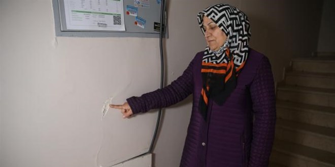 Depremde binaları çatladı, otele yerleştirildiler
