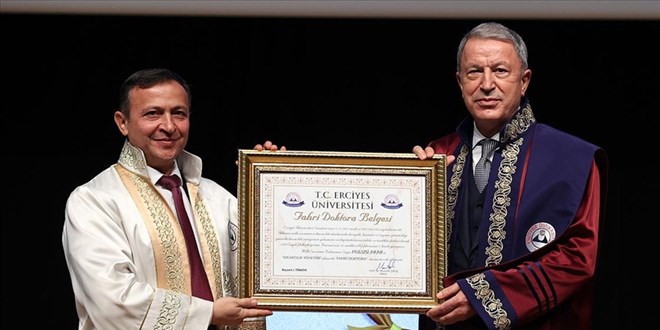 Erciyes Üniversitesinden Bakan Akar'a fahri doktora
