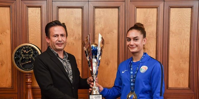 Duygu hemire, kick boksta dnya ampiyonu oldu