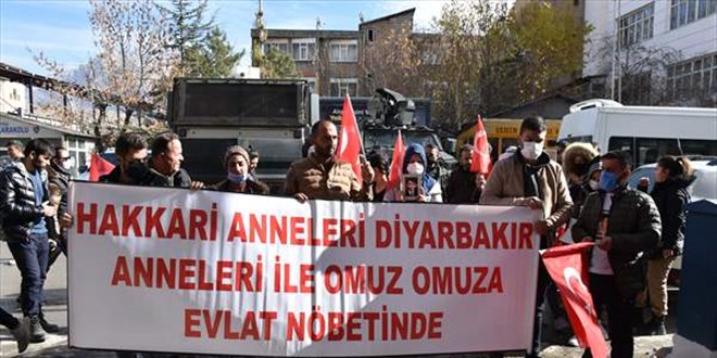 Hakkari'de ocuklar daa karlan aileler HDP nnde eylem yapt