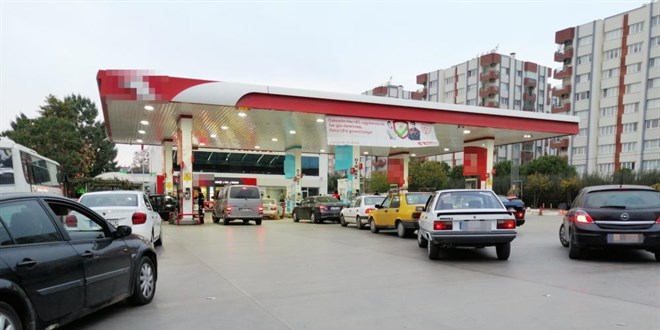Akaryakıt istasyonlarında zam kuyruğu