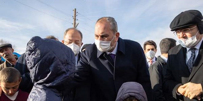 Adalet Bakan Gl, Erzurum'da depremden etkilenen Topu Mahallesi'ni ziyaret etti