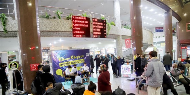 Konya'da otogara gelen yolcular canl mzikle karlanyor