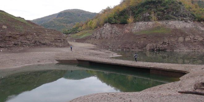 Yuvacık Barajında sular çekildi, köprü ortaya çıktı