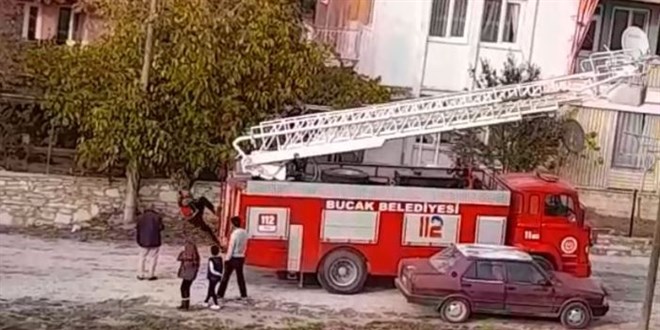 İtfaiye eri kediyi kurtarıp kendi düştü