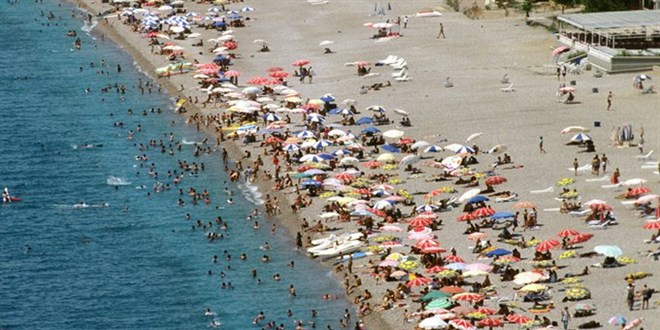 Antalya'da 'plaj definecileri', dedektörle para ve takı arıyorlar