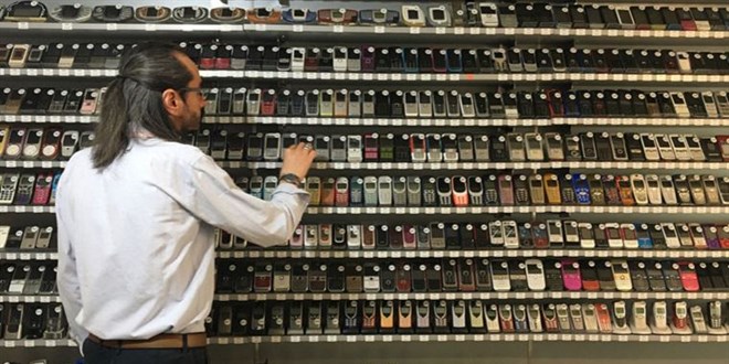Guinness'e başvurusu onaylandı: 2 bin 779 adet telefonu var