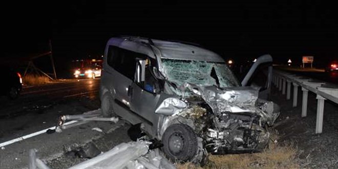 Hafif ticari arac�n t�ra �arpt��� kazada 1 ki�i �ld�, 1 ki�i yaraland�