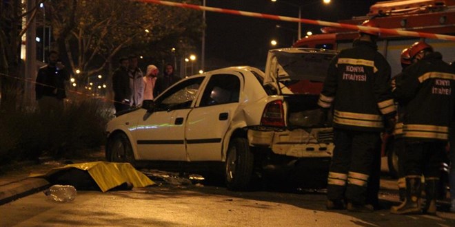 Yar�� yapan otomobil a�aca �arpt�: 2 �l�, 1 yaral�