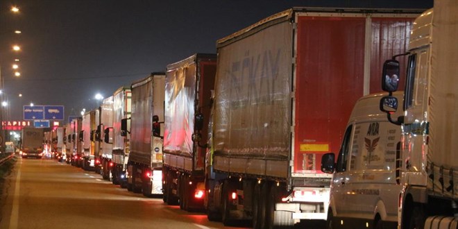 Kap�kule'de TIR kuyru�u 11 kilometreyi buldu: 3 g�nd�r bekliyorlar
