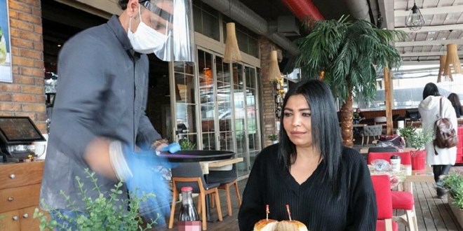 Karantinadan çıkan tüketici restorana koştu