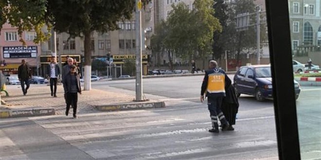 Ambulansı bıraktı, yaşlı kadının yardımına koştu