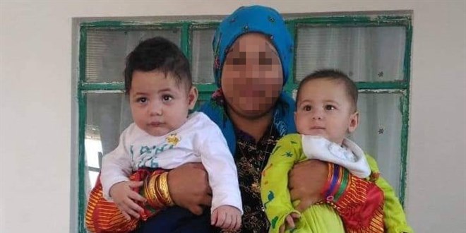 3 yaşındaki ikizleri babanın geri manevrası ayırdı