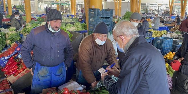Kılıçdaroğlu çifti halk pazarında alışveriş yaptı