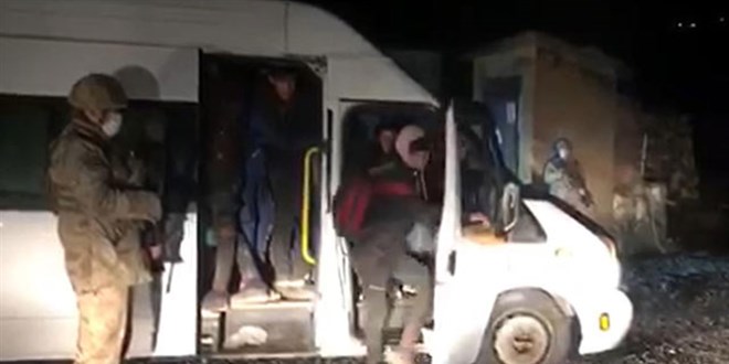 15'er kişilik iki minibüsten 63 kaçak göçmen çıktı