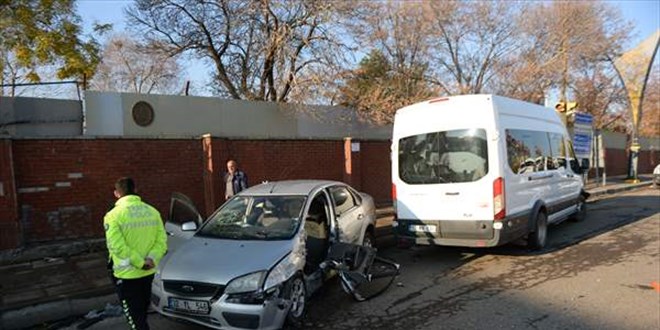 Bingöl'de öğrenci servisi ile otomobilin çarpışması sonucu 3 kişi yaralandı