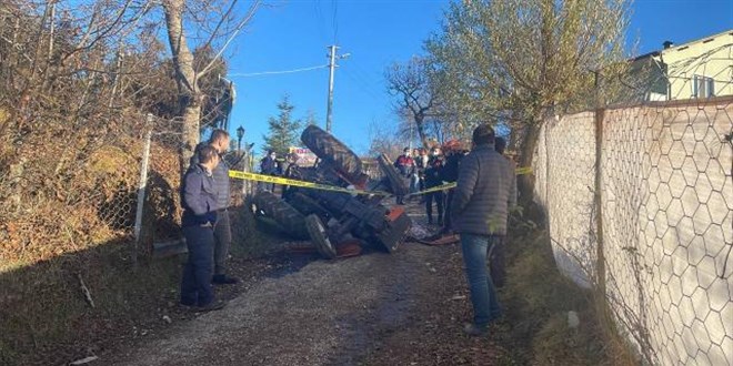 Devrilen traktördeki çift hayatını kaybetti