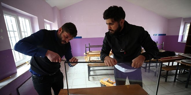 Bitlis'te üniversite öğrencileri ara tatilde köy okulunu onardı