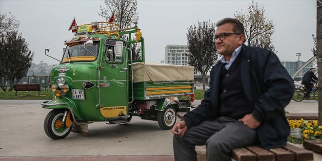 Yarım asırlık modifiye triportörüne gözü gibi bakıyor