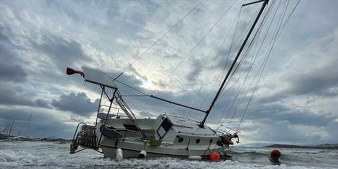 Bodrum'da bir tekne kuvvetli rüzgar nedeniyle karaya oturdu
