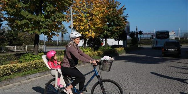 Nurgül öğretmen kızıyla her gün 20 km pedal çevirerek okula gidiyor