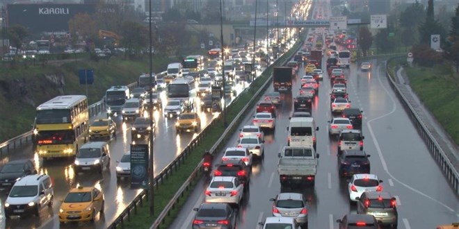 İstanbul'da sağanak yağış etkili oldu: İş çıkışı trafik kilitlendi