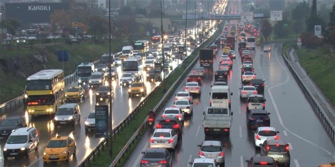 stanbul'da saanak ya etkili oldu:  k trafik kilitlendi
