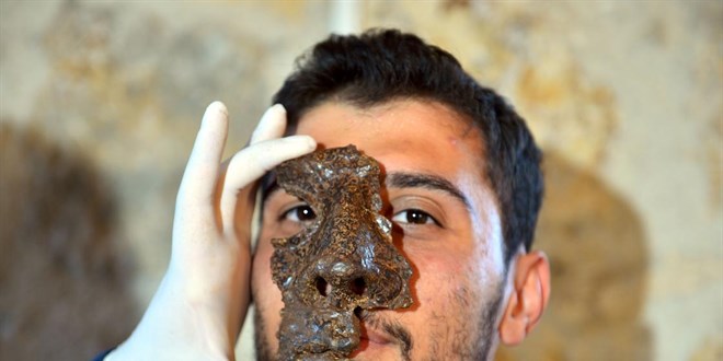 Roma askerine ait 1800 yıllık demir maske bulundu