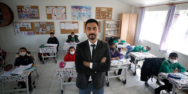 Fedakar öğretmen köy okulunun deposunu sınıfa çevirdi