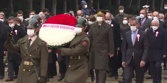 Milli Eğitim Bakanı Özer, öğretmenlerle Anıtkabir'i ziyaret etti