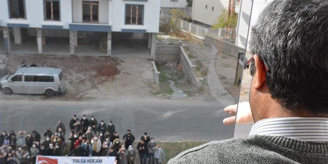 Kanser tedavisi gören öğretmene, öğrencilerinden evinde kutlama