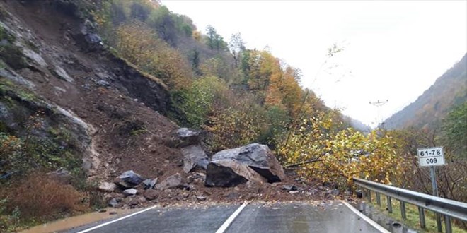 Trabzon'da heyelan yol kapatt�