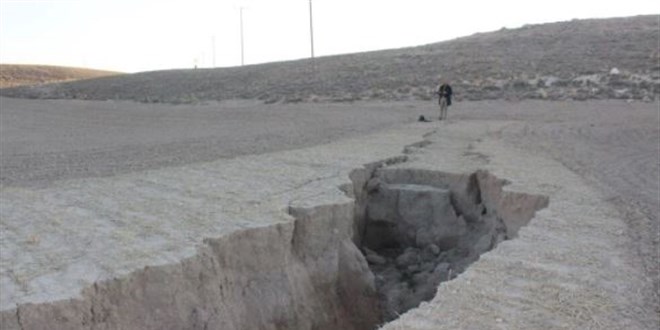 Aksaray'da korkutan görüntü: Yer altı suyu çekildi, yüzey yarıkları oluştu