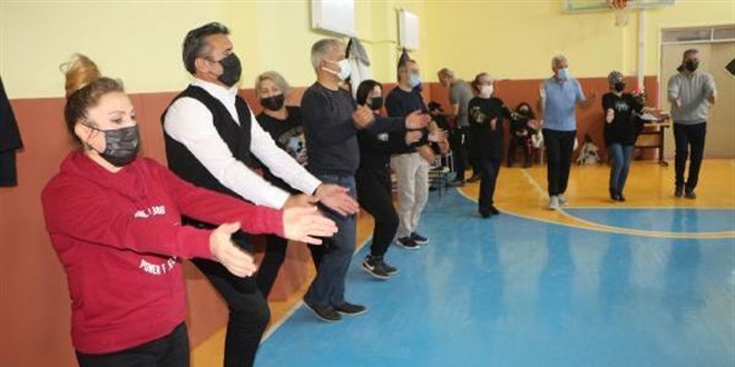 Memurlar, iş stresini atmak için halaya duruyor