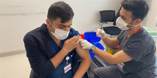 Sağlık çalışanları 4'üncü doz aşılarını olmaya başladı