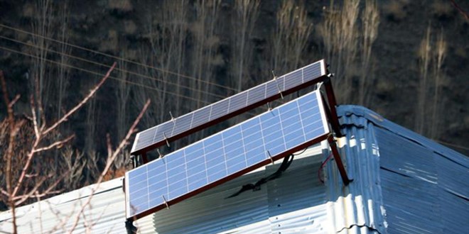 Güneş paneli ve rüzgar türbininden kendi elektriğini üretiyor