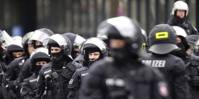 Alman polisinin ırkçı mesajları ifşa oldu! Dün bir Türk'ü teklemeledim...